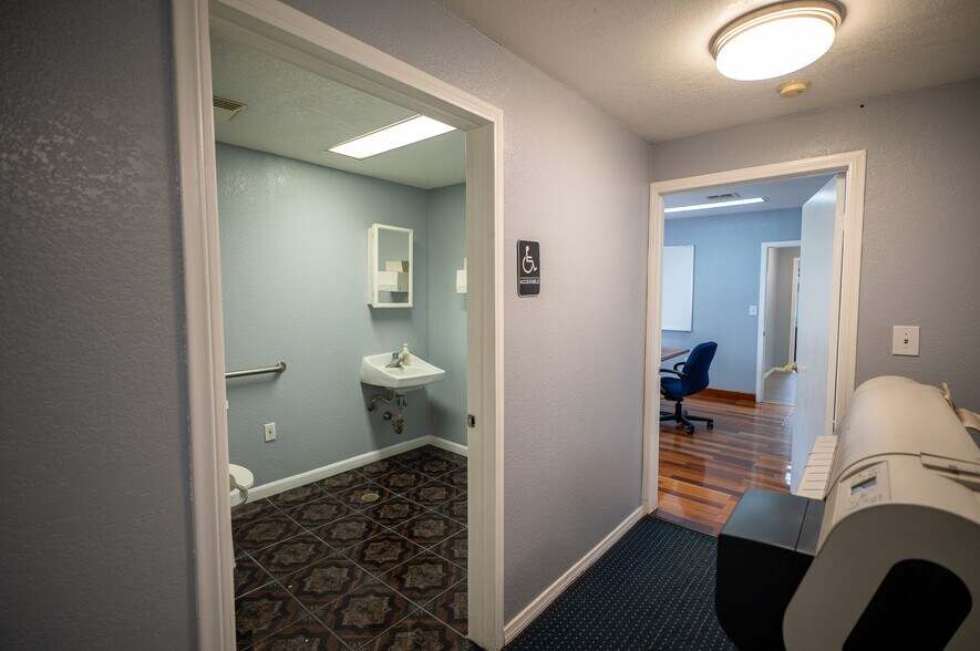 More Photos Of 2023 S Bon View Ave, Ontario Contractor Storage Yard For Sale