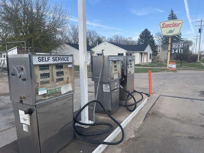 More Photos Of 402 E Main St, Chambers Service Station For Sale