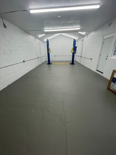 More Photos Of 157 Smith St, Newark Storefront Retail Office For Sale