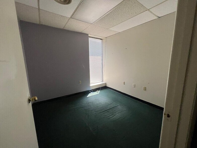 More Photos Of 625 8th St, Huntington Office For Lease