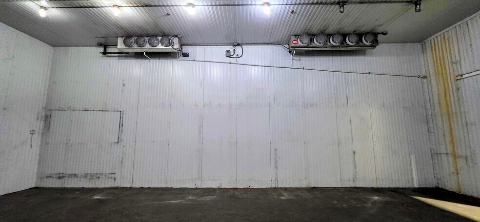 More Photos Of 7810 Kingspointe Pky, Orlando Warehouse For Lease