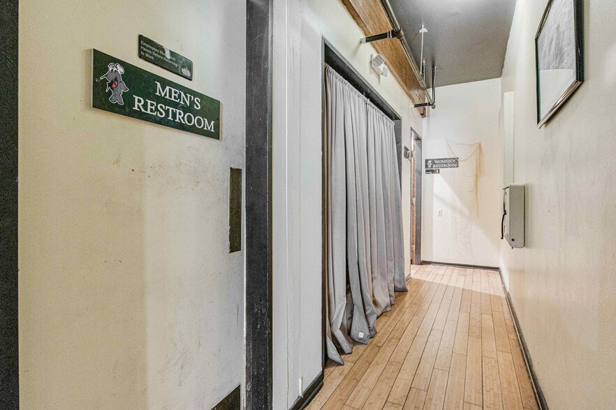 More Photos Of 131 New Warrington Rd, Pensacola Restaurant For Sale