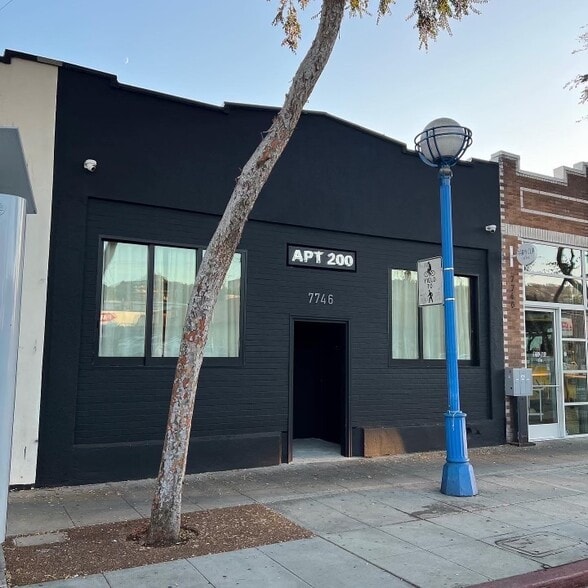 More Photos Of 7746 Santa Monica Blvd, West Hollywood Bar For Lease