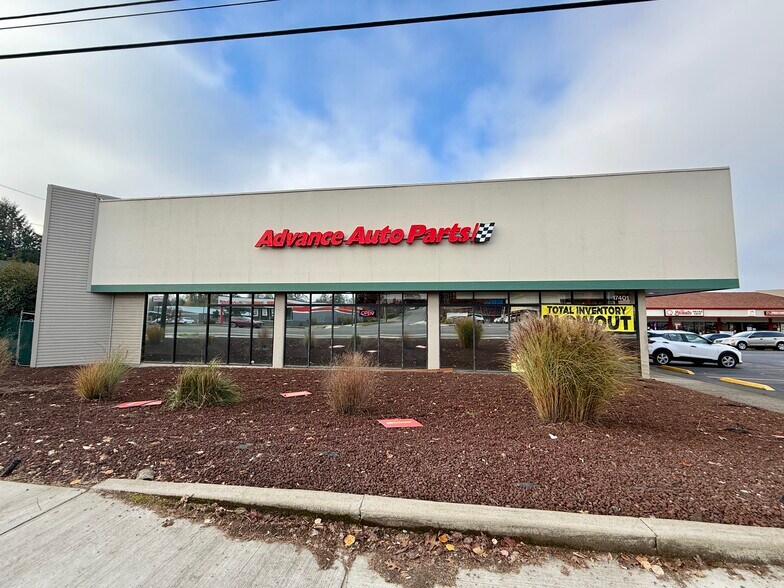 More Photos Of 17401 SE McLoughlin Blvd, Milwaukie Freestanding For Lease