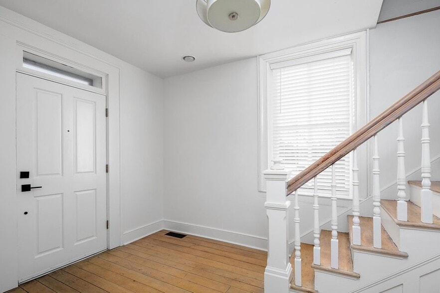 More Photos Of 640-642 W Main St, Lexington Office For Lease