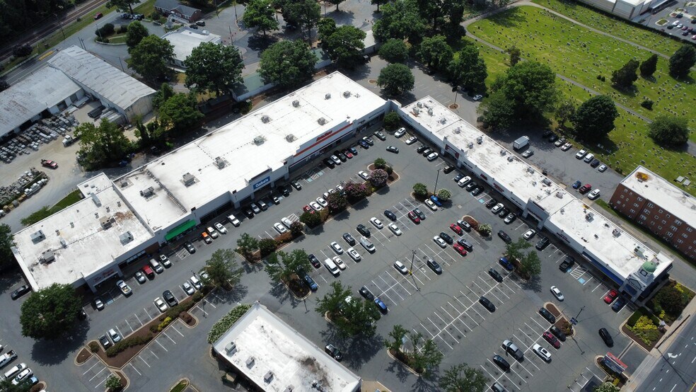 More Photos Of 206-300 N Frederick Ave, Gaithersburg Unknown For Lease