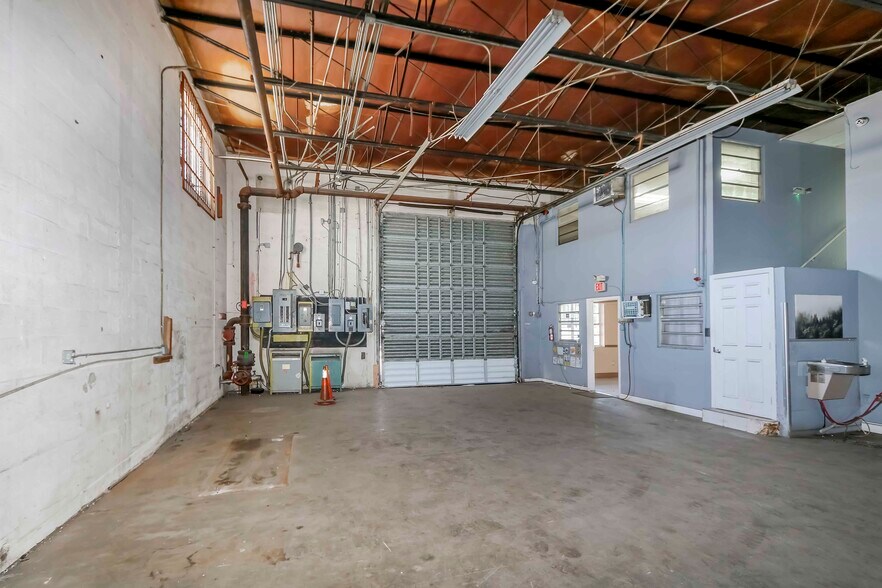 More Photos Of 540-550 W 20th St, Hialeah Warehouse For Lease