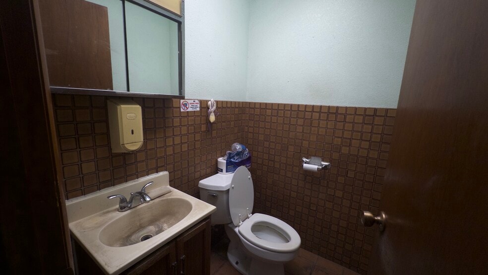 More Photos Of 500 Alakawa St, Honolulu Warehouse For Lease