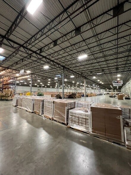 More Photos Of 7765 National Tpke, Louisville Warehouse For Lease