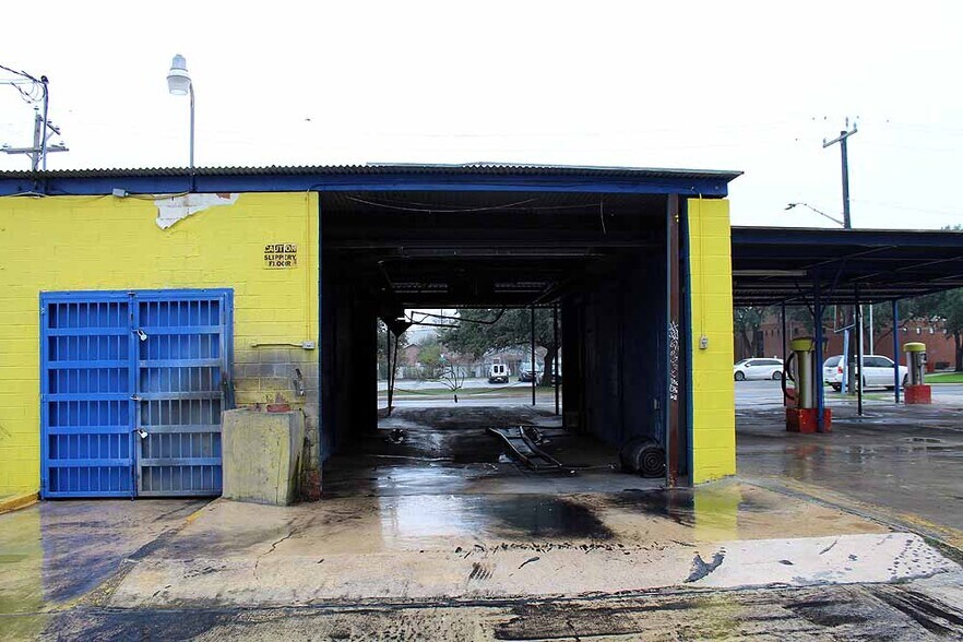 More Photos Of 2203 W Commerce St, San Antonio Specialty For Sale