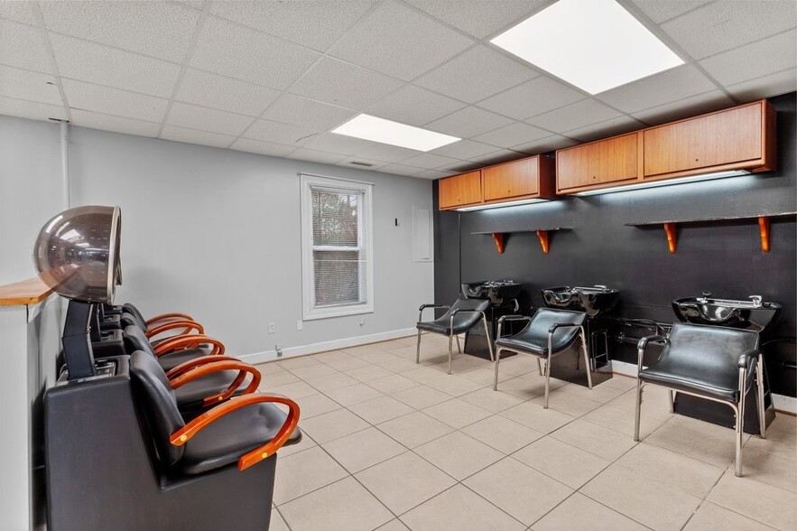 More Photos Of 1211-1221 Mall Dr, Richmond Office For Lease