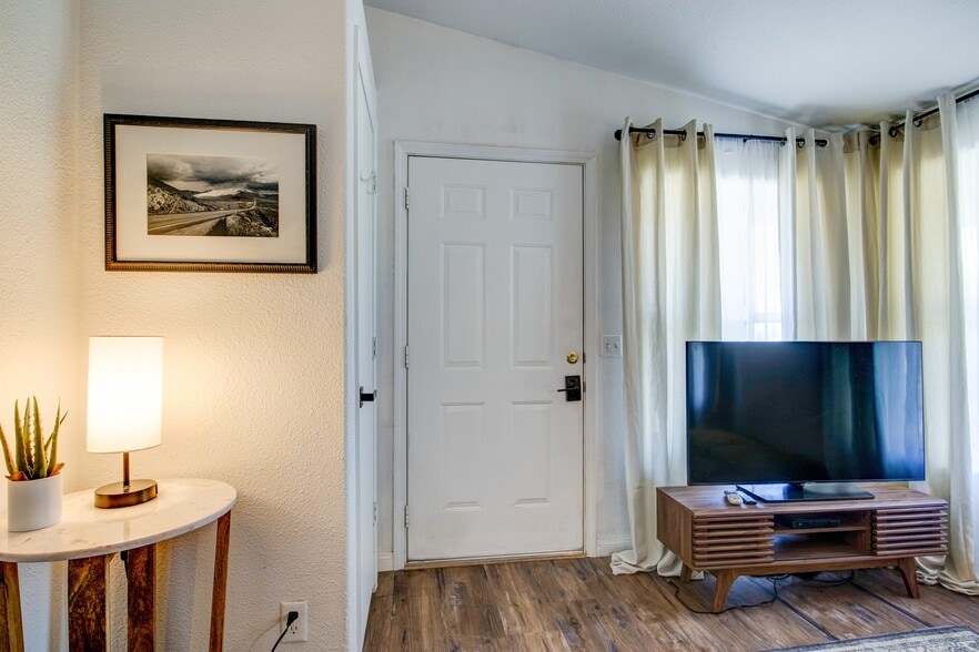 More Photos Of 13383 Sierra Way, Kernville Hotel For Sale