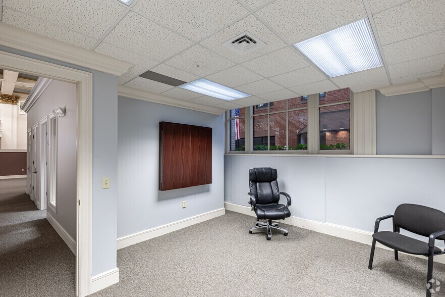 More Photos Of 1351 Main St, Springfield Office For Lease
