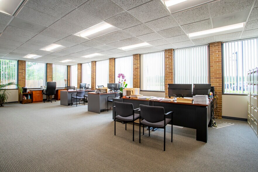 More Photos Of 2340 S River Rd, Des Plaines Office For Lease