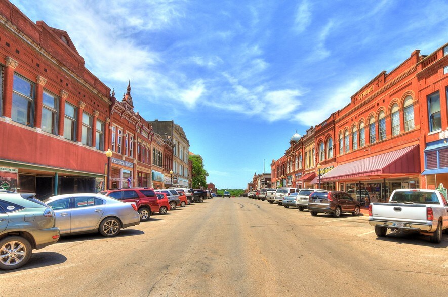 More Photos Of 324 W Oklahoma Ave, Guthrie Storefront Retail Residential For Lease