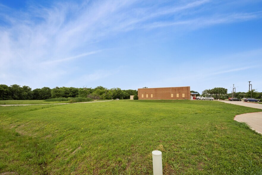 More Photos Of 1910 E Sublett Rd, Arlington Land For Lease