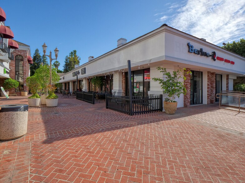 More Photos Of 15928 Ventura Blvd, Encino Storefront Retail Office For Lease