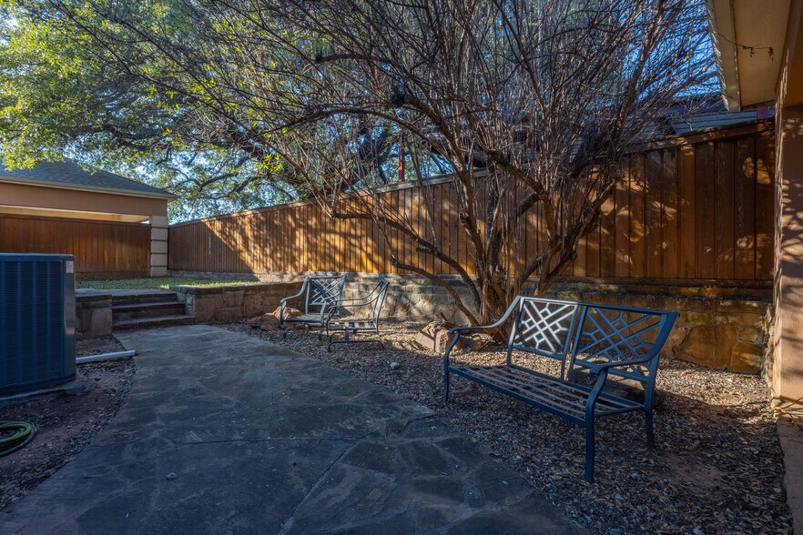 More Photos Of 1715 S Morgan St, Granbury Office Residential For Sale