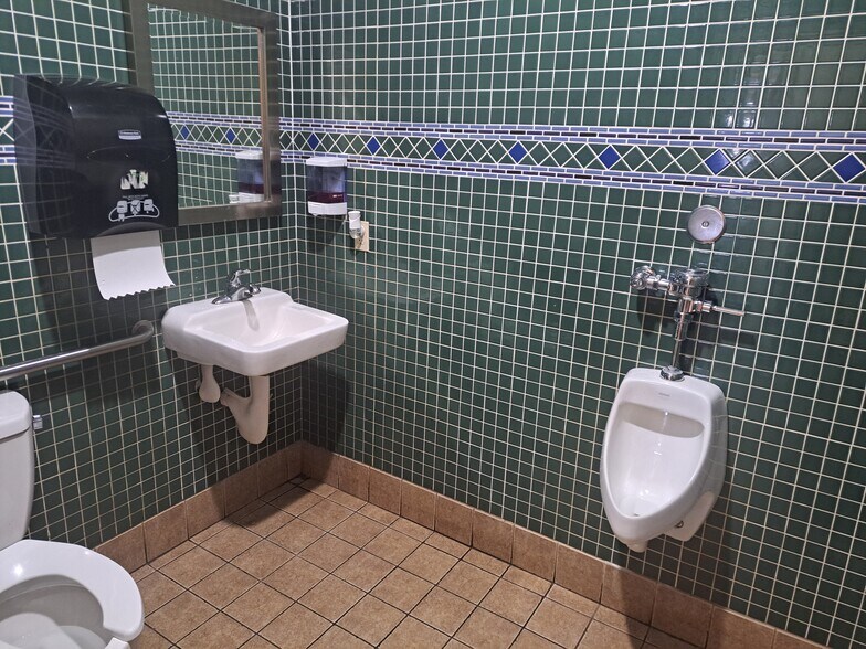 More Photos Of 500 W North St, Enterprise Restaurant For Sale