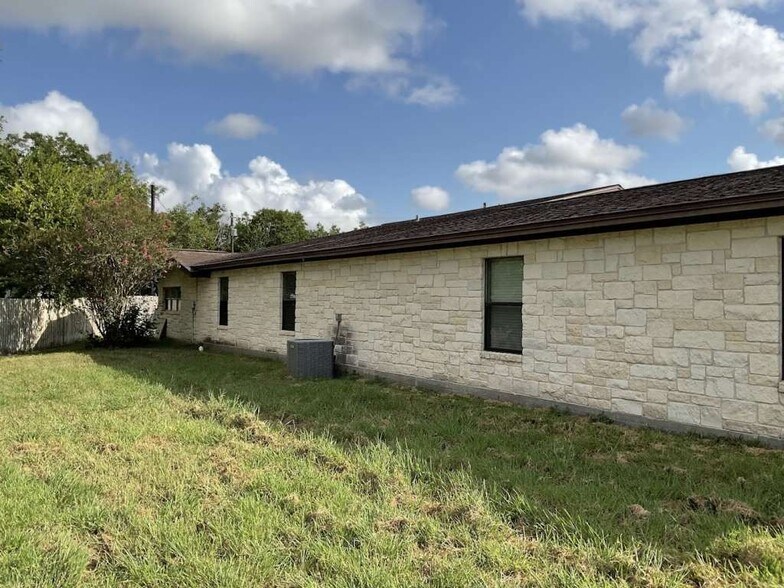 More Photos Of 208 E York St, Ganado Office For Sale
