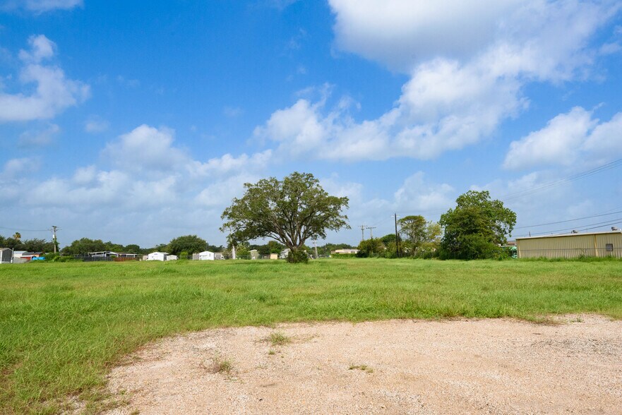 More Photos Of 3007 N Navarro St, Victoria Land For Sale