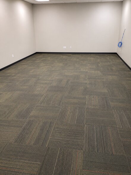More Photos Of 900 W National Hwy, Washington Unknown For Lease