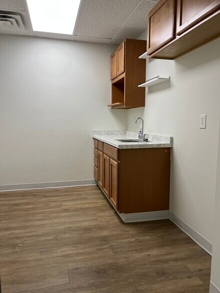 More Photos Of 1320 E 53rd St, Anderson Office For Lease