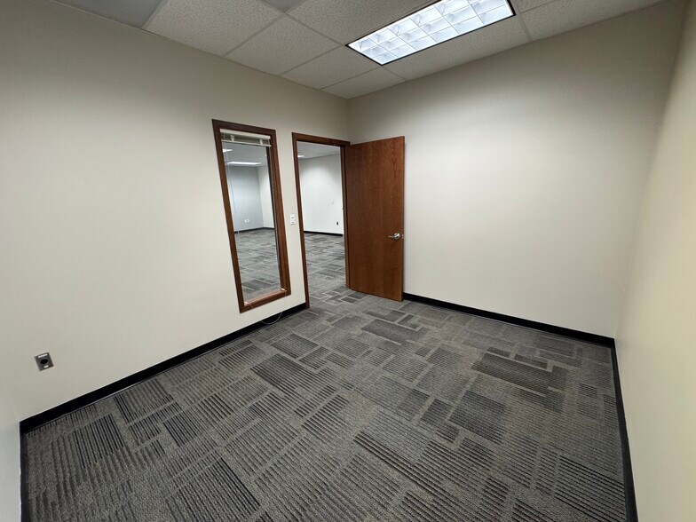 More Photos Of 325 E George Hopper Rd, Burlington Office For Lease