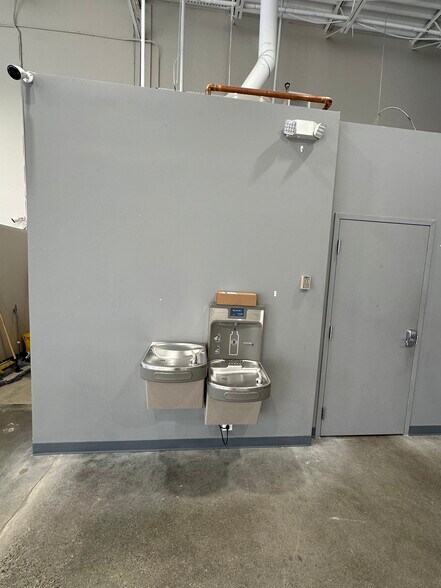 More Photos Of 287 Sunset Park Dr, Herndon Showroom For Lease