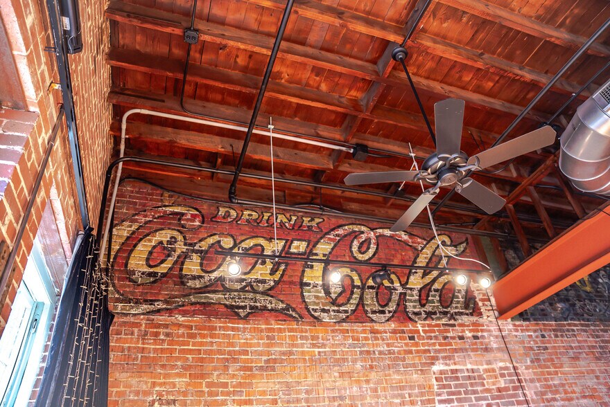 More Photos Of 146 Maxwell Ave, Greenwood Restaurant For Lease