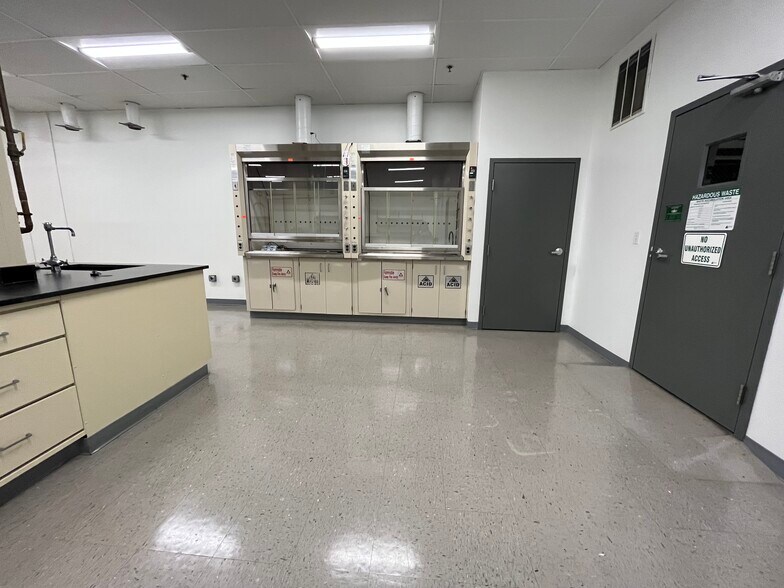 More Photos Of 10 Roessler Rd, Woburn Research And Development For Lease