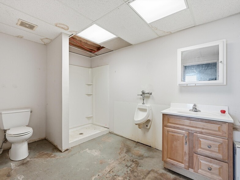 More Photos Of 832 W 11 Mile Rd, Madison Heights Warehouse For Sale