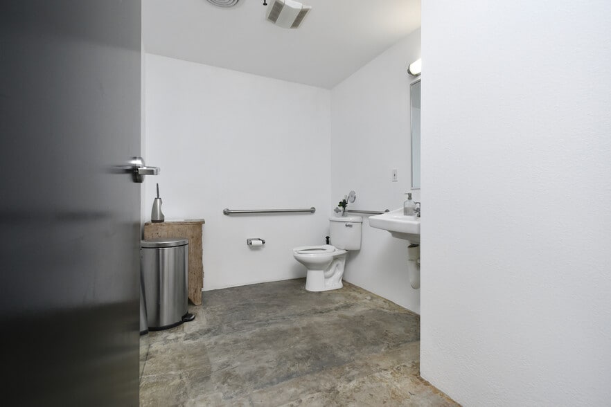 More Photos Of 1738-1740 Cordova St, Los Angeles Showroom For Lease