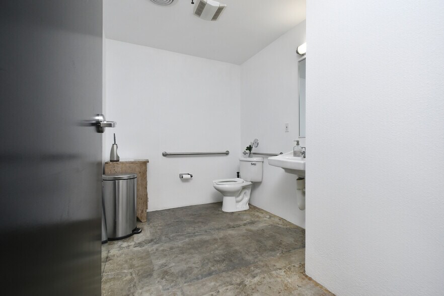More Photos Of 1738-1740 Cordova St, Los Angeles Showroom For Lease
