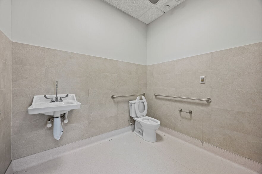 More Photos Of 2710 Western Center Blvd, Fort Worth Medical For Sale