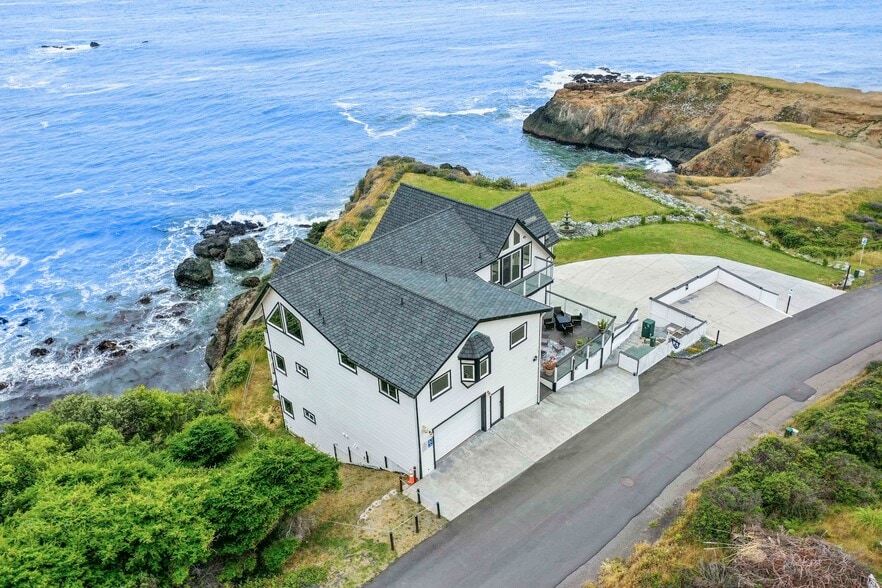 More Photos Of 266 Dolphin Dr, Whitethorn Hotel For Sale