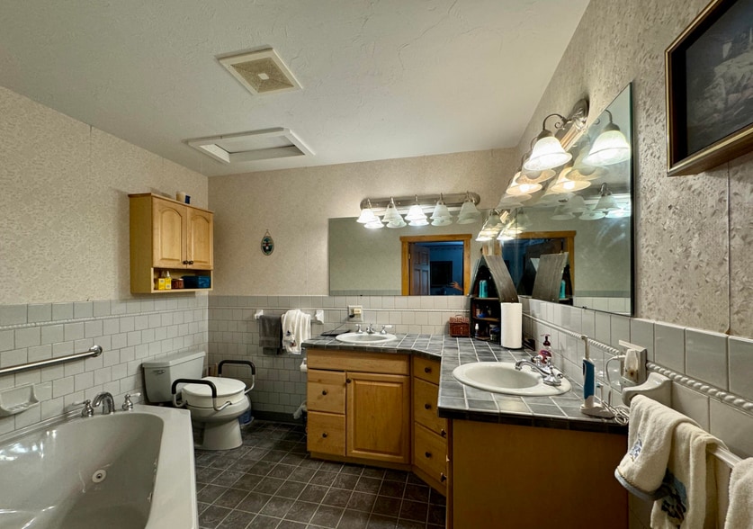 More Photos Of 382 Water St, Guilford Hotel For Sale