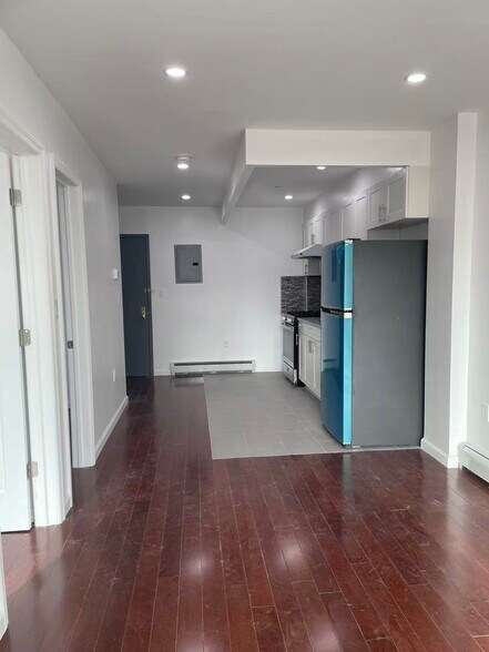 More Photos Of 13440 Blossom Ave, Flushing Office For Sale