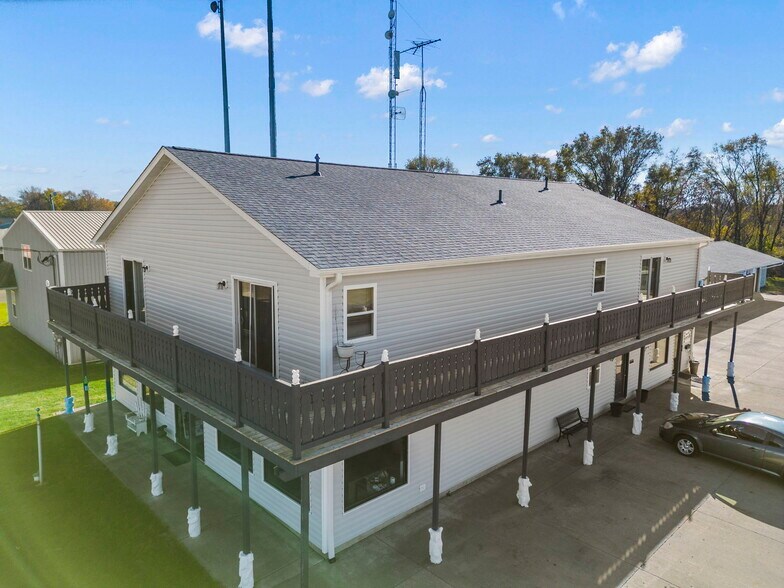 More Photos Of 645 E Lasalle St, Somonauk Showroom For Lease