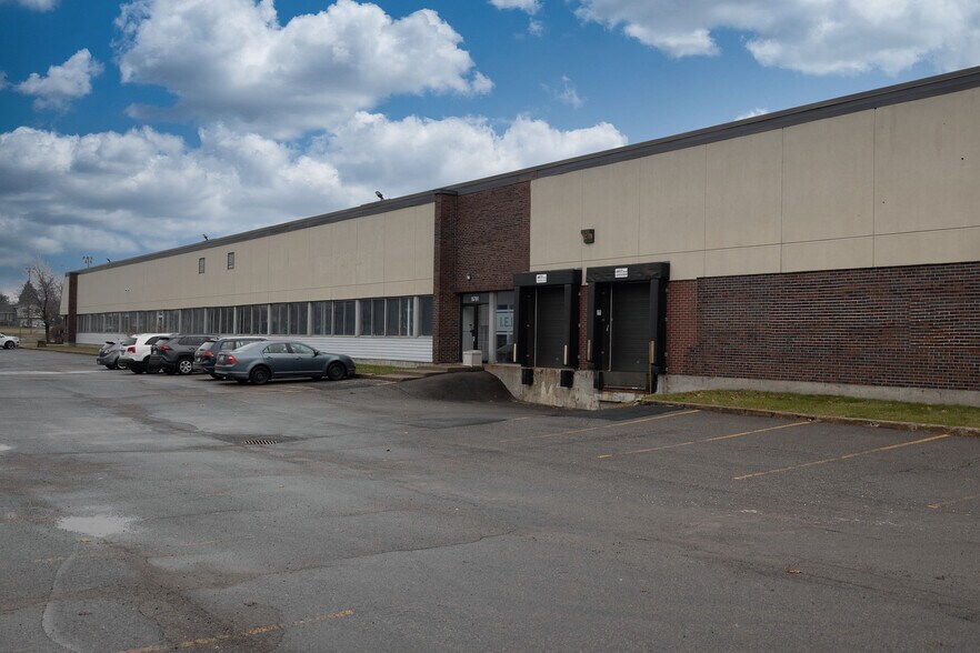 More Photos Of 16791-16821 Boul Hymus, Kirkland Warehouse For Lease