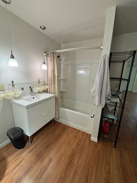 More Photos Of 15350 NE Sandy Blvd, Portland Office Residential For Sale