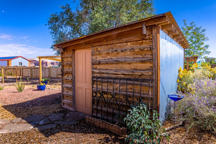 More Photos Of 680 S Highway 191, Bluff Storefront For Sale