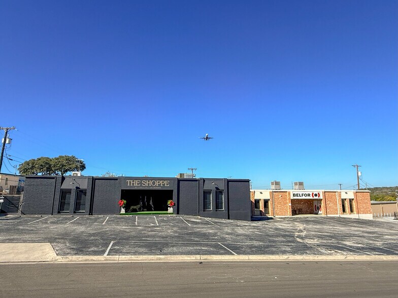 More Photos Of 12131-12137 Valliant St, San Antonio Showroom For Sale