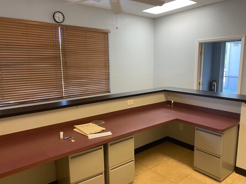 More Photos Of 10801 Sunset Plaza Cir, Fort Myers Showroom For Lease