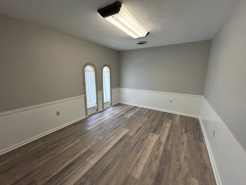 More Photos Of 300 4th St, Elyria Office Residential For Lease