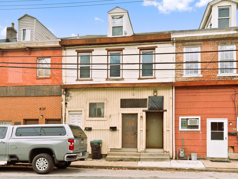 More Photos Of 616 North Ave, Pittsburgh Bar For Sale