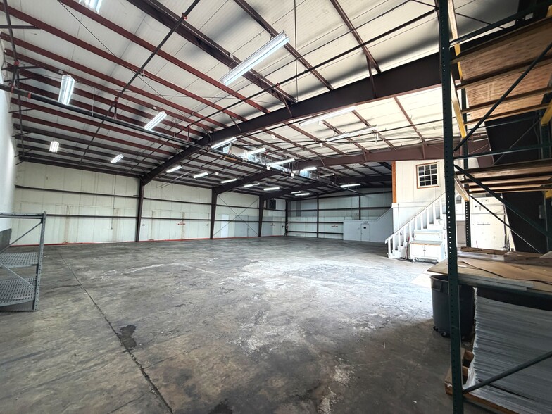 More Photos Of 2020 Ortiz Ave, Fort Myers Warehouse For Lease