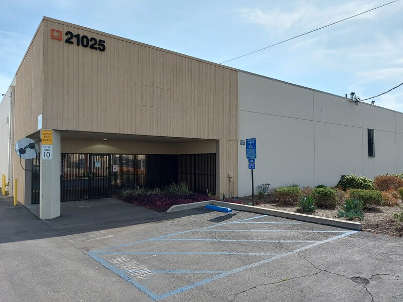 More Photos Of 21045-21051 Osborne St, Canoga Park Unknown For Lease