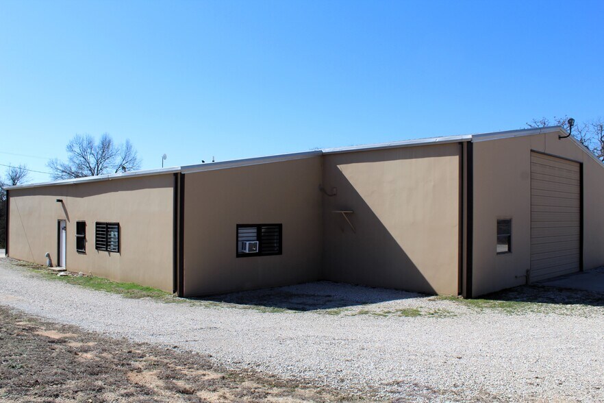 More Photos Of 1808 Barnett Dr, Weatherford Warehouse For Lease