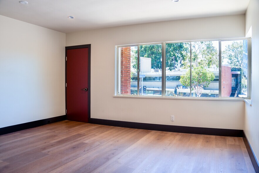 More Photos Of 146-150 S Barrington Ave, Los Angeles Storefront Retail Office For Lease